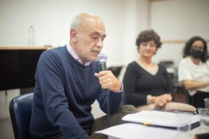 Decano Néstor Artiñano con Micrófono
