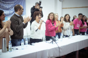 Vicedecana Adriana Cuenca conduciendo la sesión de consejo